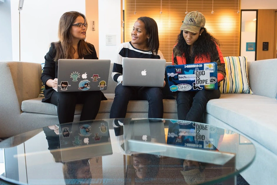 Ofiste bir proje üzerinde çalışan çeşitli ve mutlu bir ekip.